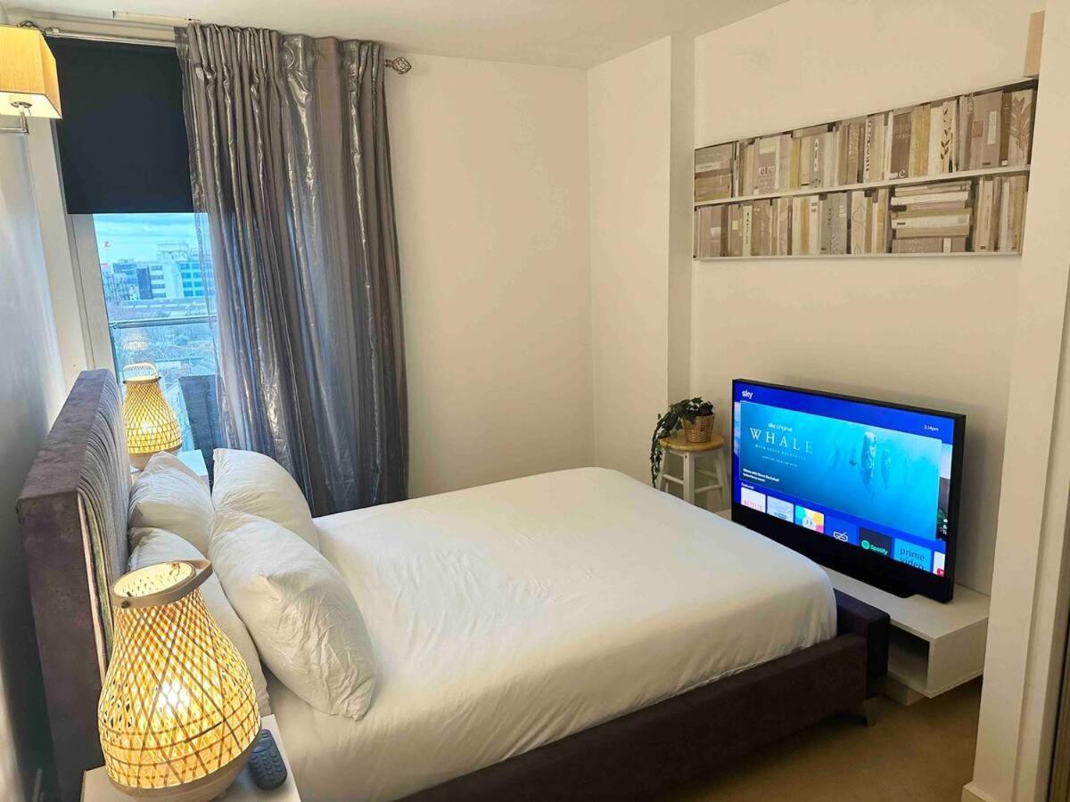 Modern Next To Hayes And Harlington Station Apartment *